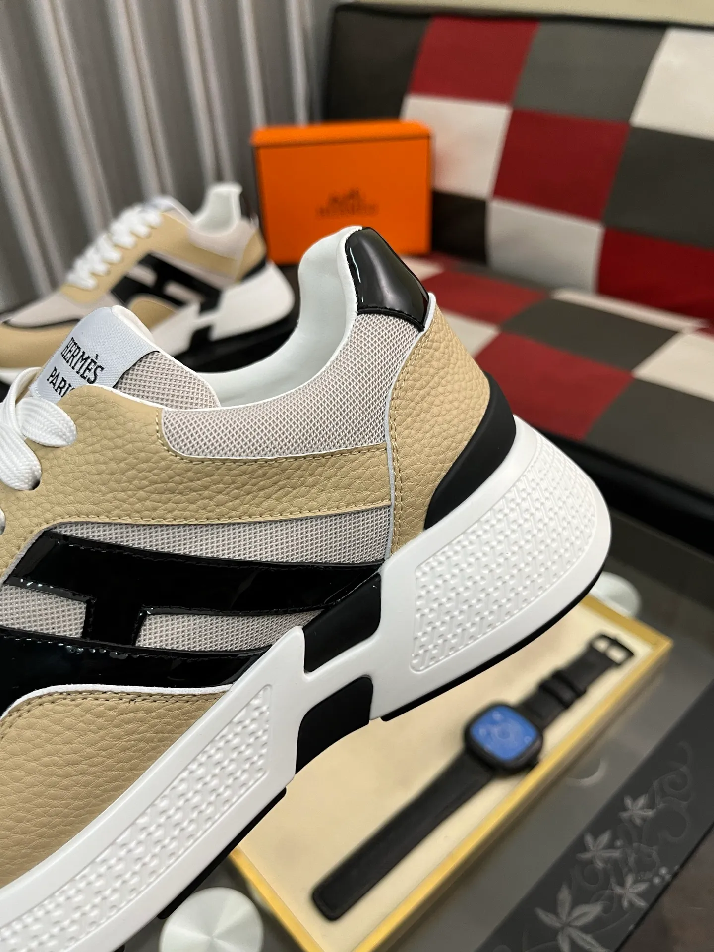 Men's shoes 💰540⌚️⌚️HERMES/Hermès Hugo thick-soled sneakers, casual men's shoes, these sneakers are made of imported first-layer cowhide leather and breathable mesh design. The contrasting color design creates a dynamic and modern shape. The front end of the toe is decorated with natural-color rubber inlays, which is novel and fashionable. The texture is incomparable, with cowhide lining and cowhide foot pads, the upper foot is comfortable and breathable, and the rubber sole is decorated with geometric patterns and iconic "H" details. A very personal one! Size: 38-44
